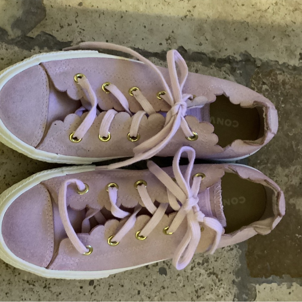 Size 2- Converse Chuck Taylor All Star Low Frilly Thrills Pink Foam suede
Q2
